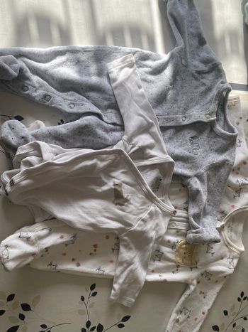 2 pyjamas et un body