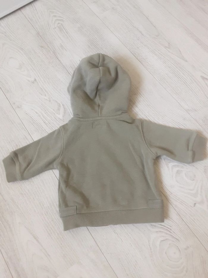 Veste en sweat kaki avec capuche fourrée 3 mois - photo numéro 3