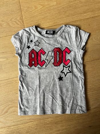 T shirt 3 ans AC/DC pour les fans de rock ! Idéal cadeau
