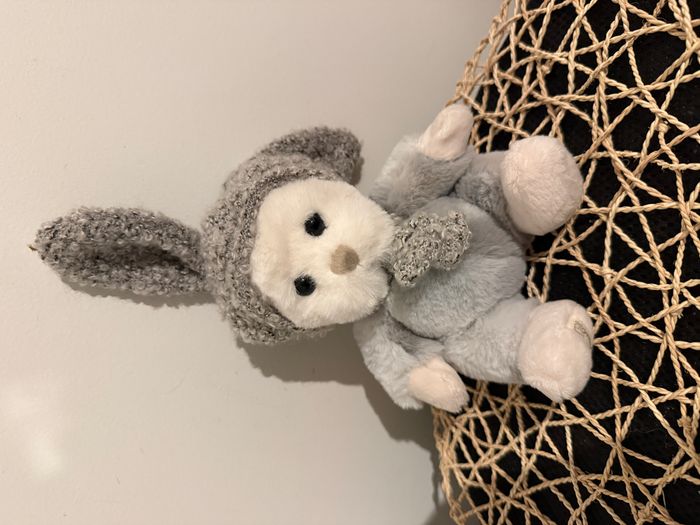 Paul est un ours en peluche blanc et gris avec un chapeau et une écharpe gris. - photo numéro 4