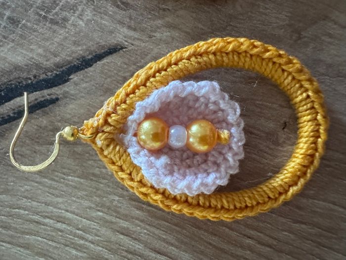 Boucles d’oreilles crochet goutte dorée faites main - photo numéro 2