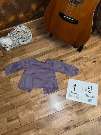 Joli chemisier mauve motifs étoiles très bon état dpm 12mois