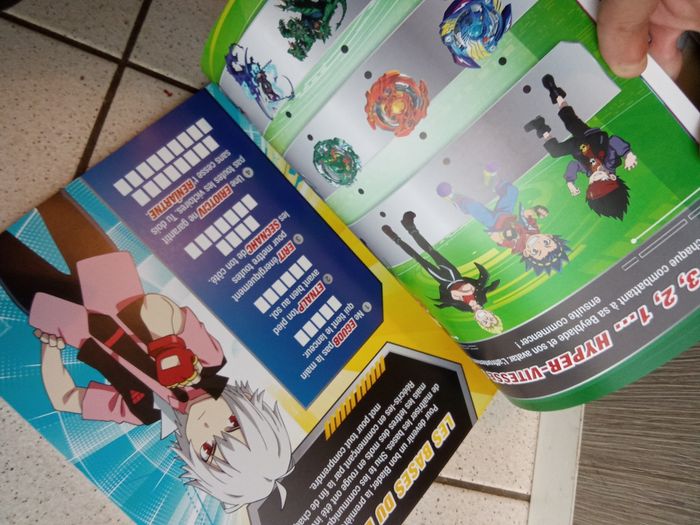 Livre d'activité, gommettes beyblade burst, livre collector - photo numéro 7