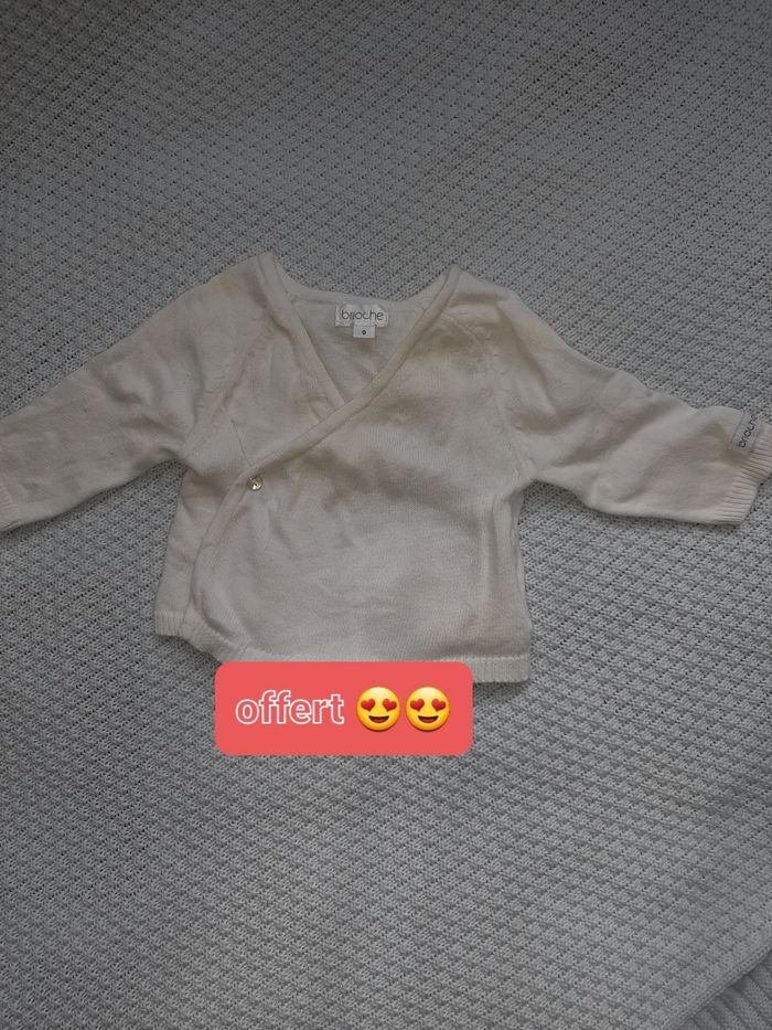 Lot vêtements bébé 1 mois, un gilet offert - photo numéro 5