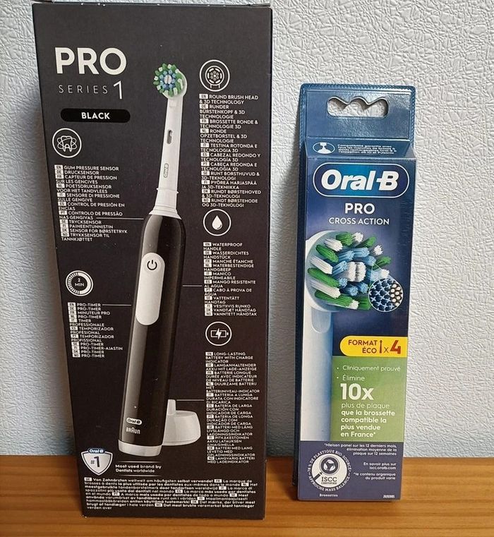 Brosse à dents Oral-B Pro série 1 + 1 blister contenant 4 brossettes - photo numéro 2
