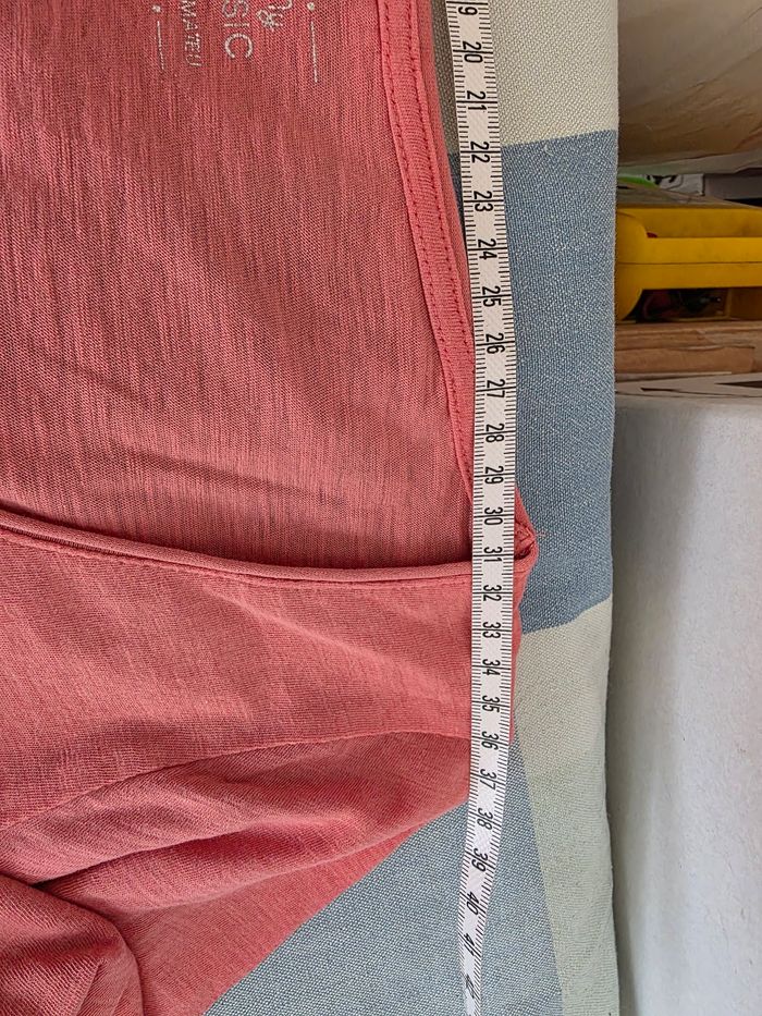 Tee-shirt,saumon,col V,ML, en très très bon état, largeur d'épaule 36cm, largeur sous bras 47cm, longueur 60cm,en coton,marque Camaïeu =5€ - photo numéro 6