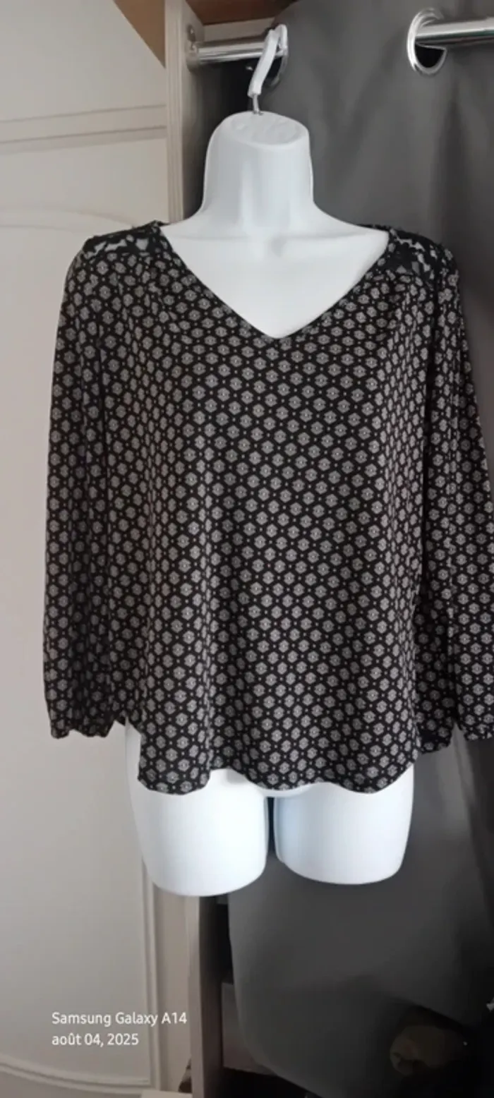 Blouse fluide col en V avec dentelle évasé imprimé géométrique et points noir femme 38 cache cache - photo numéro 11