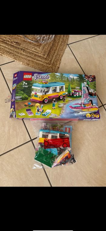 Lego Friends 41681 le camping car et le voilier de la forêt
