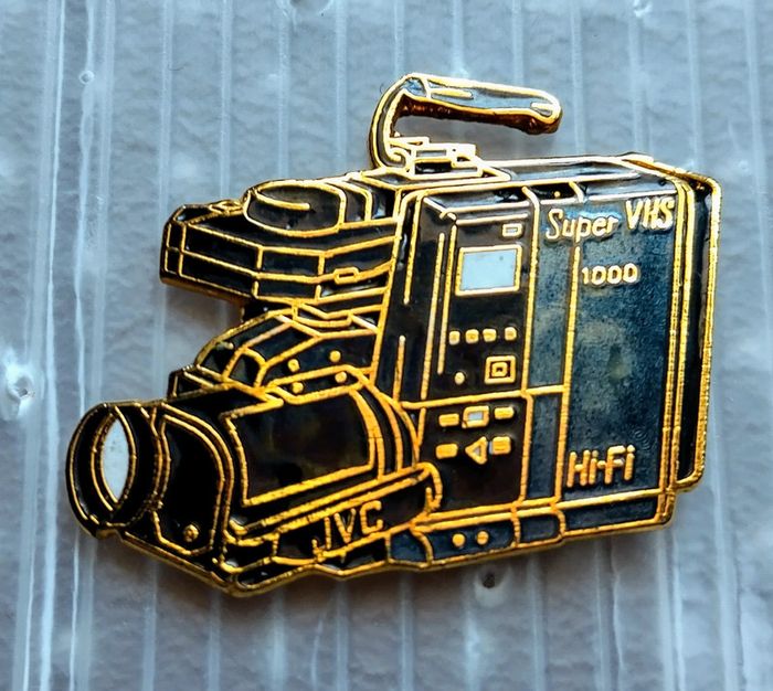 Pin's caméscope JVC super VHS 1000