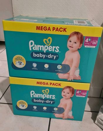 2 cartons de couches Pampers taille 4+