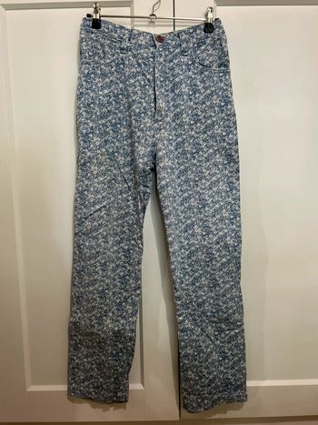 683 – pantalon fleuri blanc et bleu clair ajusté sans marque et taille 34-36 / S