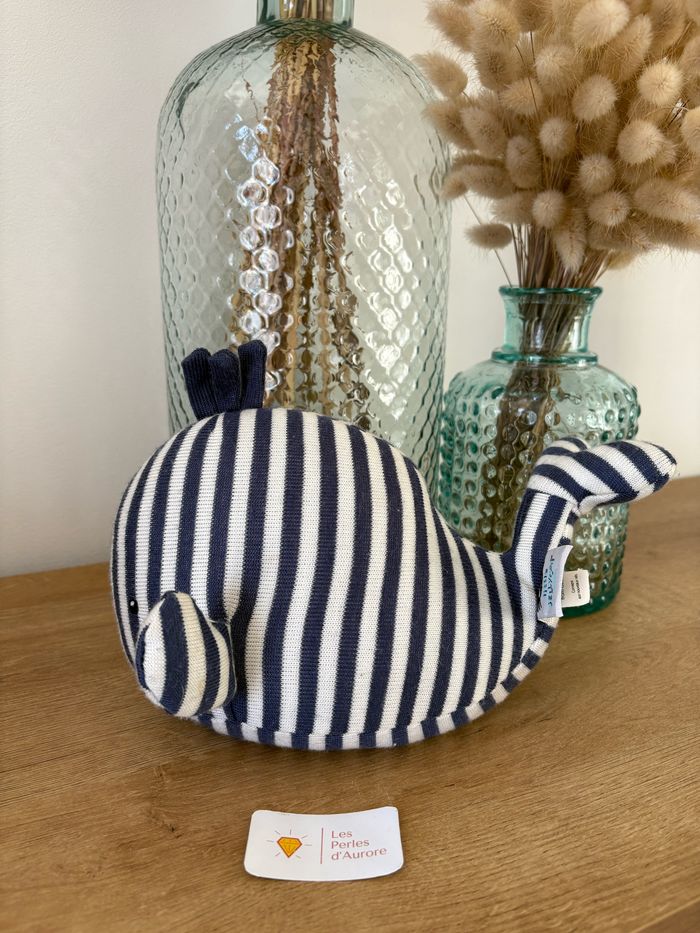 Peluche baleine hochet grelots marine blanc Jellycat
