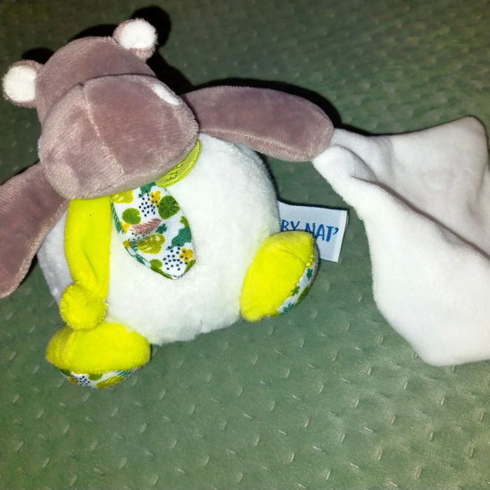 Doudou hippopotame Bazile blanc et vert motif jungle avec petit mouchoir Baby nat - photo numéro 2