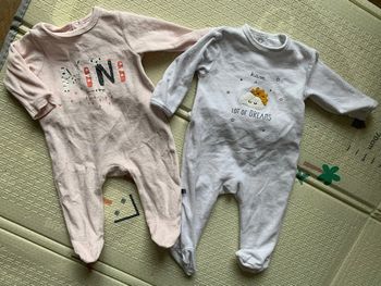 Lot de 2 pyjamas 6 mois parfait état velours Kiabi sucre d’orge