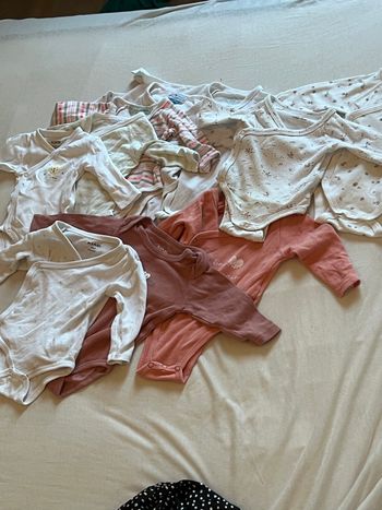 Lot  de 10 bodies fille 1 mois et 3 mois