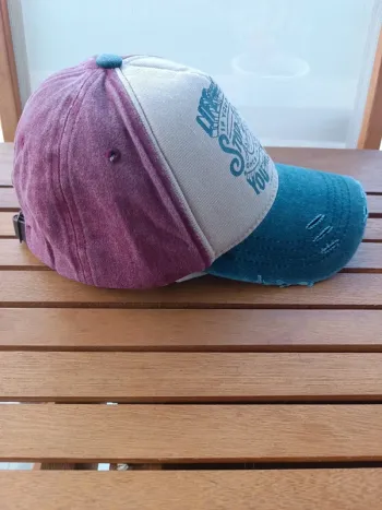Casquette stylé bleu et bordeaux