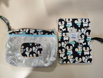 Protège carnet de santé et pochette avec ouverture distributeur de lingettes