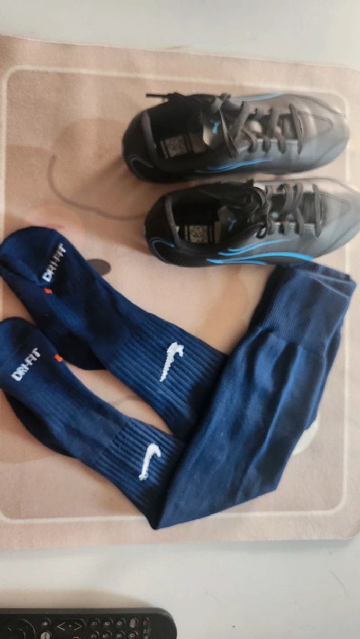 Lot Crampons + 1 paires  chaussette de foot