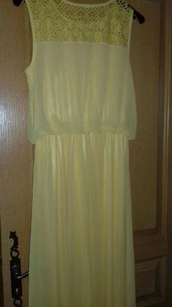 Robe longue jaune doublée dentelle et perles taille 38