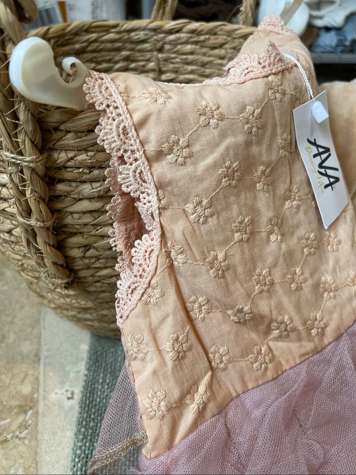 Magnifique robe  neuve avec étiquette, parfaite pour les fêtes, anniversaires ou occasions spéciales. - photo numéro 5