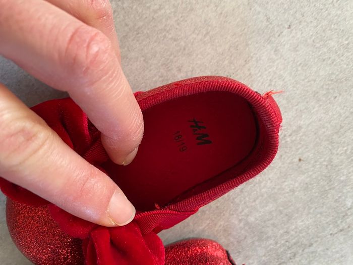 Ballerines bébé 18/19  rouge métallisé noeud velours H&M - photo numéro 4