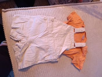 Vends salopette+2 t-shirts taille 12 mois 