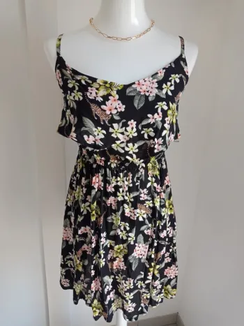Robe noire fleurs fines bretelles imprimé fantaisie New look