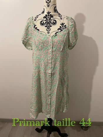 Robe à manches courtes blanc vert clair à fleur épaule bouffante et dénudée primark taille 44