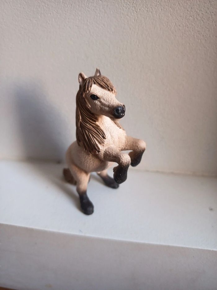 Poney Schleich debout