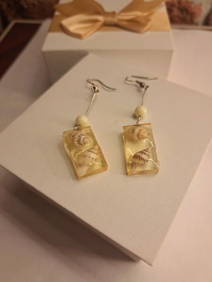 Boucles d'oreilles pendante en résine avec coquillages - photo numéro 6