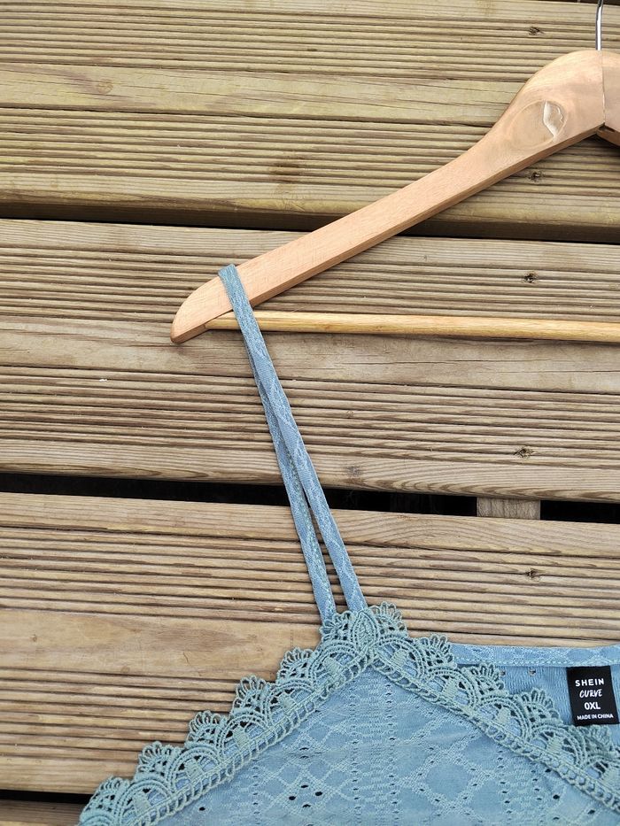 Top à fines bretelles à broderie anglaise – Vert – Shein 44 - photo numéro 4