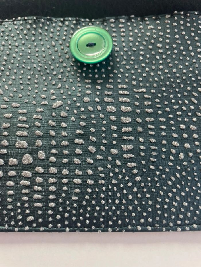 Jolie pochette similicuir vert avec reliefs neuve sac lunettes maquillage etc - photo numéro 5