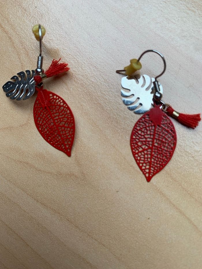 Boucles d’oreilles, fantaisie, feuilles rouges et dorée
