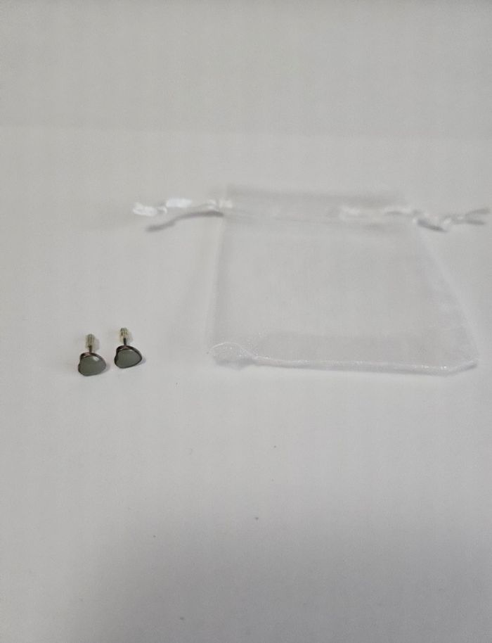 Boucles d'oreilles petits coeurs gris clair