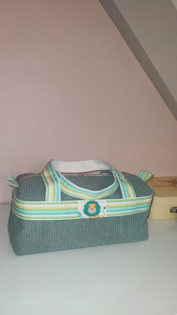 Trousse de toilette enfant en velours côtelé vert menthe fait main 