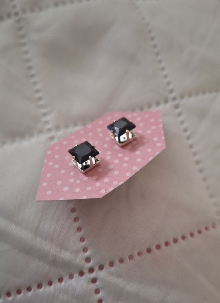 Boucles d'oreilles noires carré neuves