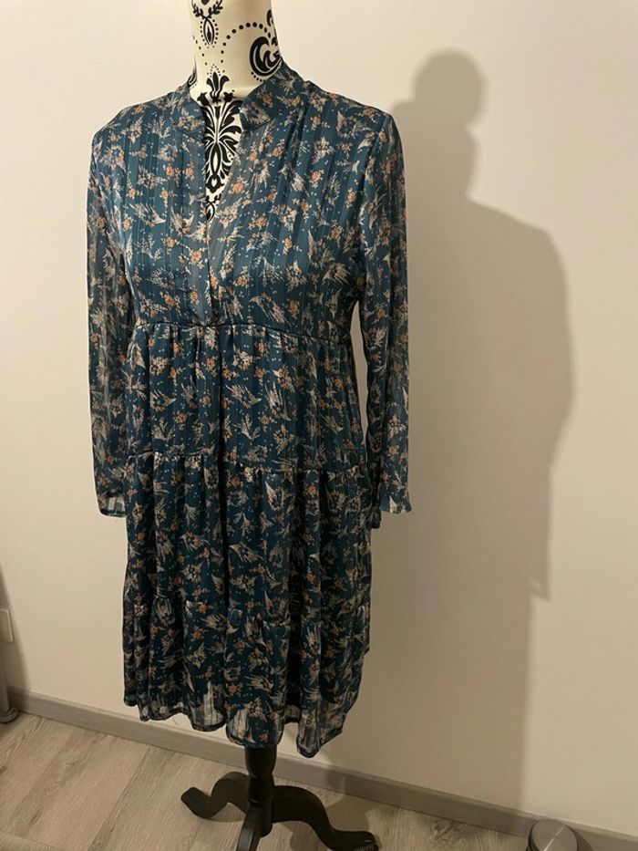 Robe à manches longues en voile doublé bleu satinée à motifs beige col V rue des Abbesses taille 38 - photo numéro 3