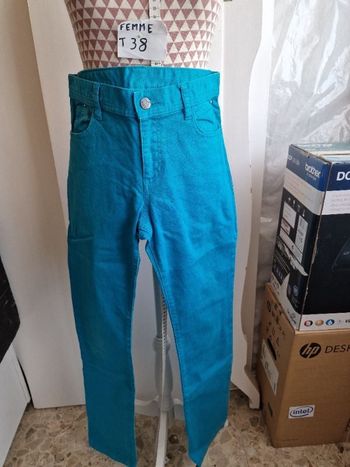 Jeans, turquoise, en très très bon état,taille standard, forme régular, longueur 106cm, en coton
