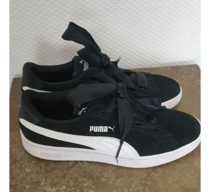 Taille.37Basket en suédine Noir/et cuir Blanc avec ruban en satin noir (4 passants)
Modèle Smash v2 Ribbon junior
marque PUMA
Pour femme ou fille
Taille.37