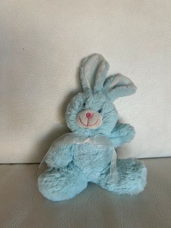 Peluche lapin bleu avec noeud