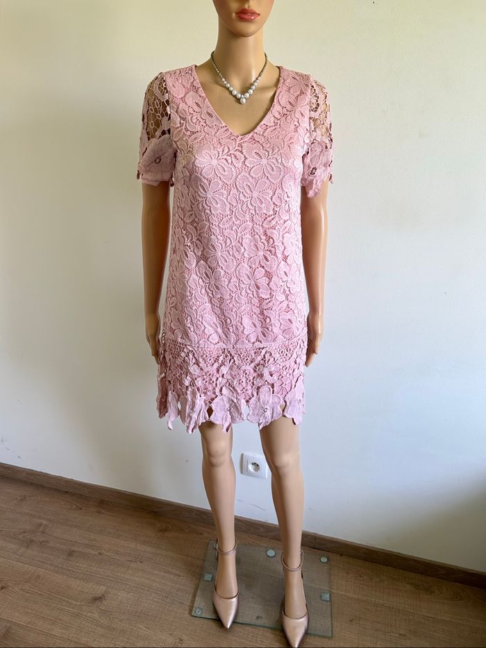 Robe rose en dentelle Mela London taille européenne 36 jamais portée - photo numéro 3