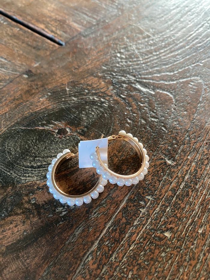 Magnifique paire de boucles d’oreilles petits anneaux avec perles - photo numéro 9