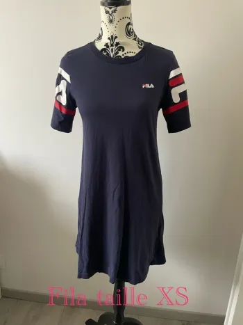Robe Fila taille XS bleu marine blanc et rouge