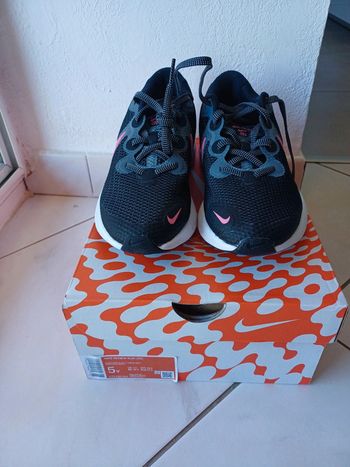 Baskets Nike neuves pointure 37.5