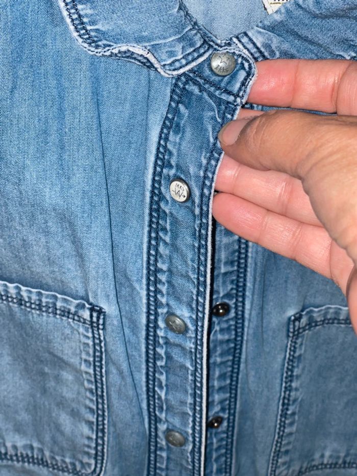 Superbe chemise en jean Ikks , tête de mort en très bon état - photo numéro 5