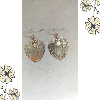 Boucles d'oreilles dorées – Feuilles ajourées style Monstera