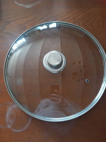 Couvercle diamètre 30 cm.