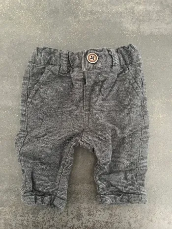 Pantalon gris « tweed » taille 1 mois marque Kiabi