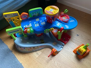 Tut tut bolides garage avec 1 voiture 