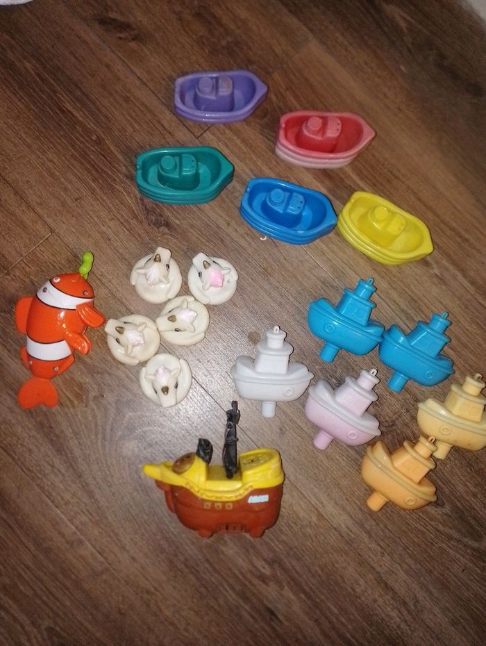 Différent jouets de bain